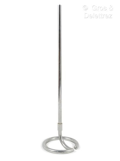Travail moderniste
Lampadaire en métal tubulaire...