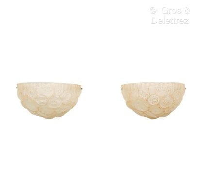 SABINO 
Paire d'appliques en verre moulé...