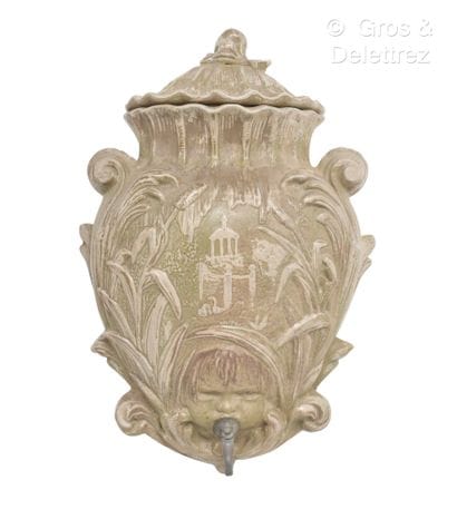 Travail 1900
Fontaine en céramique à décor...