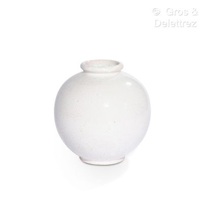 CAB
Vase boule en céramique émaillée blanche.
Signé...