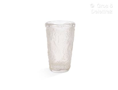 Travail français
Vase en verre épais moulé-pressé...