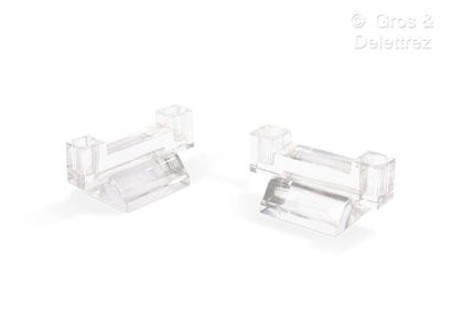 BACCARAT
Paire de bougeoirs en verre moulé....