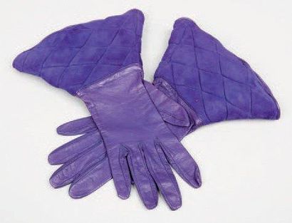 HERMES Paris
Paire de gants en chevreau violet,...