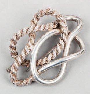 HERMES Paris
Broche en argent à laçage uni...