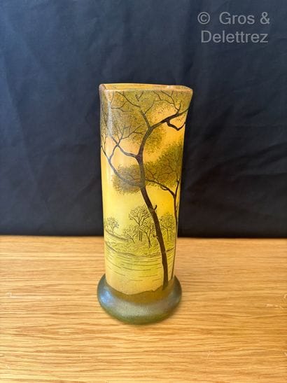 Travail lorrain 
Vase en verre de forme cylindrique...