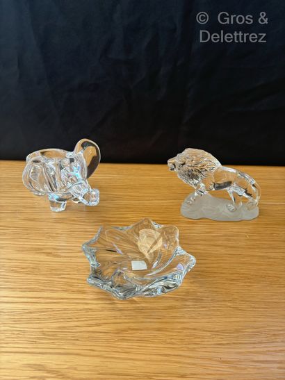 Travail moderne 
Lot en verre et cristal...