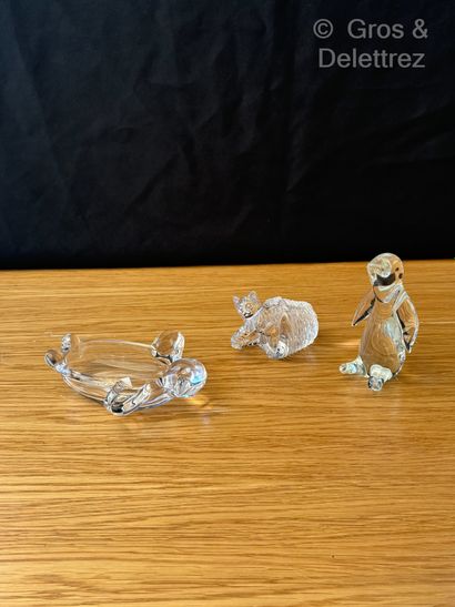 Travail moderne 
Lot en verre et cristal...
