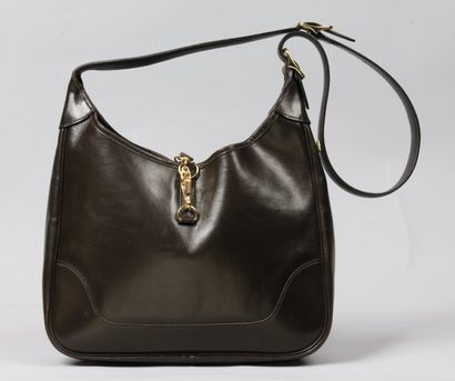 HERMES Paris
*Sac « Trim « en cuir marron,...