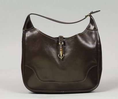 HERMES Paris
*Sac «Trim» en box marron, fermoir...