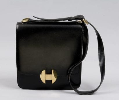 HERMES Paris
*Sac en cuir noir à deux soufflets,...