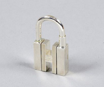 HERMES Paris
*Porte clef en argent figurant...