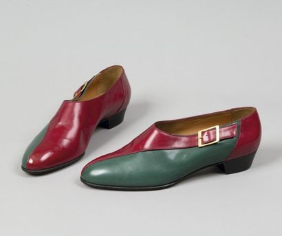 HERMES Paris
*Chaussures en cuir bicolore,...