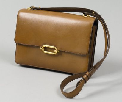 HERMES Paris
*Sac en cuir gold à deux soufflets,...