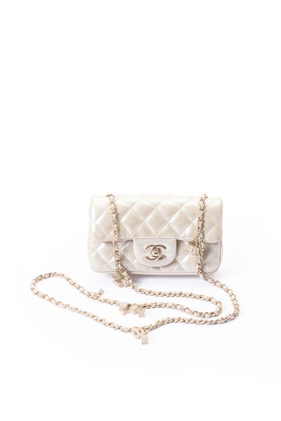 CHANEL circa 2012 - Sac 17cm en enduit métallisé...