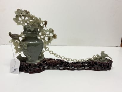 CHINE
Pot couvert en jade céladon figurant...
