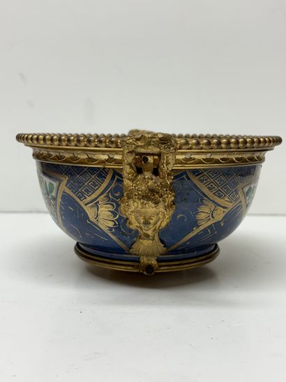 Chine. Coupe en porcelaine, à décor en médaillons...