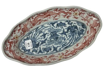 Coupe ovale à bords polylobés, à décor émaillé...