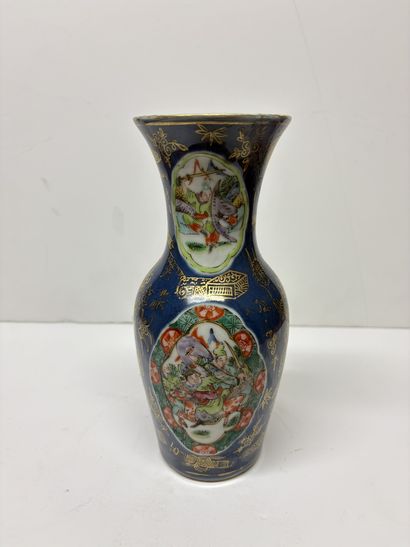 Chine, XXe siècle 
Vase balustre en porcelaine...
