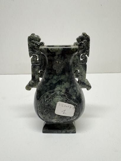 Petit vase à décor sculpté archaïsant en...