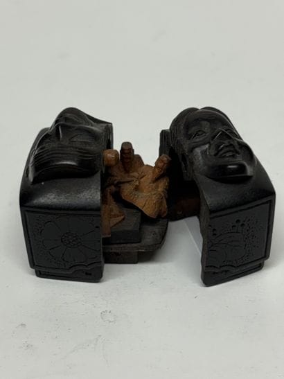 Netsuke en ébène en forme de boite sur laquelle...