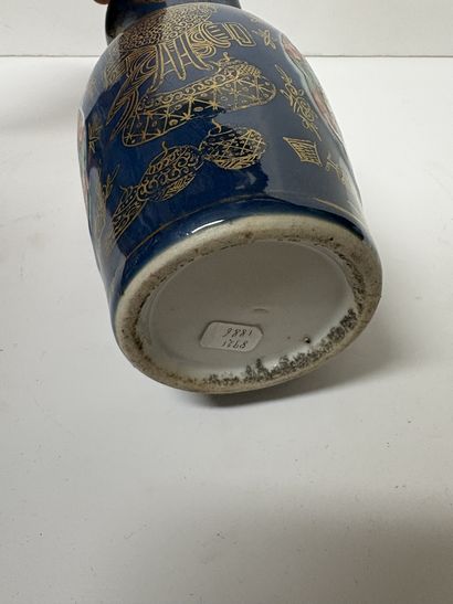 Chine, XXe siècle 
Vase balustre en porcelaine...
