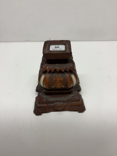 Japon, vers 1920
Socle en bois sculpté à...