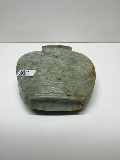 Vase à panse aplati en stéatite à décor de...