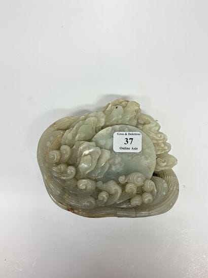 Chine, vers 1900-1920 Galet en jade céladon,...