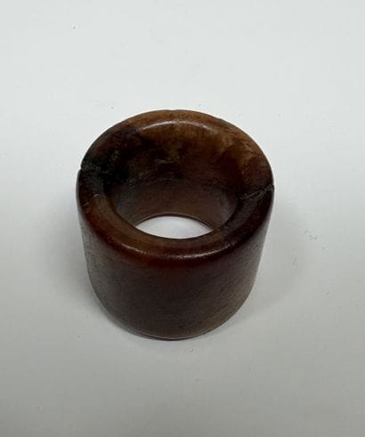 Chine, XXe siècle
Bague d'archer en pierre...