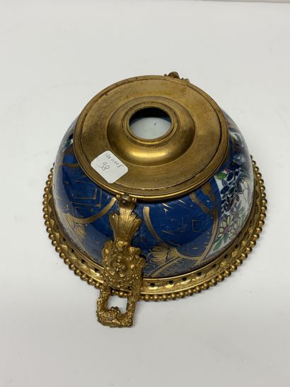 Chine. Coupe en porcelaine, à décor en médaillons...