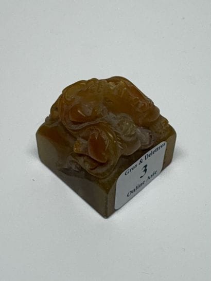 Chine, Xxe siècle
Cachet en stéatite ambrée...