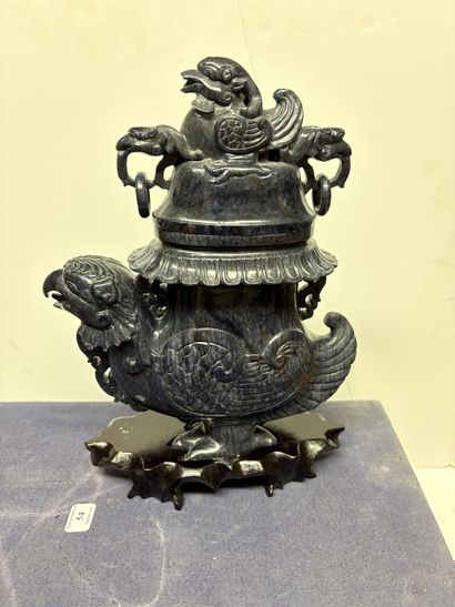 Chine, vers 1960
Vase couvert en sodalite,...