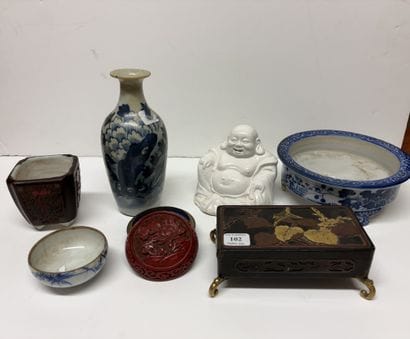 Chine et Japon
Reunion d'objets comprenant...