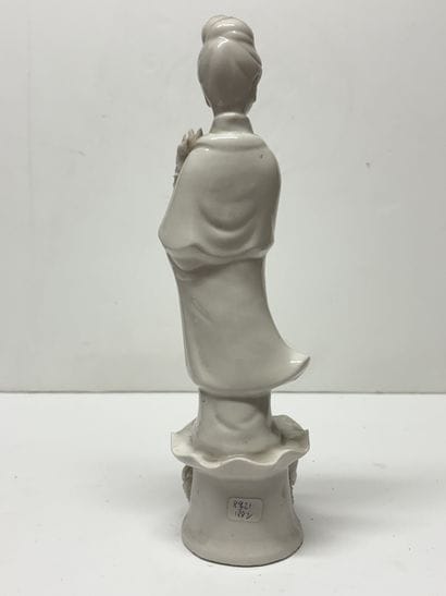 Chine, fin du XXe siècle 
Sujet en porcelaine...