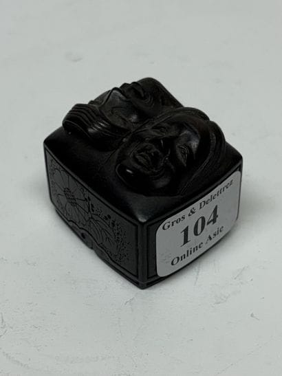 Netsuke en ébène en forme de boite sur laquelle...