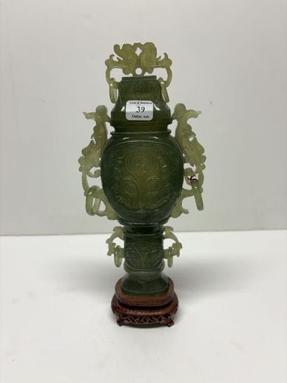 Vase couvert en jadéite à décor sculpté de...
