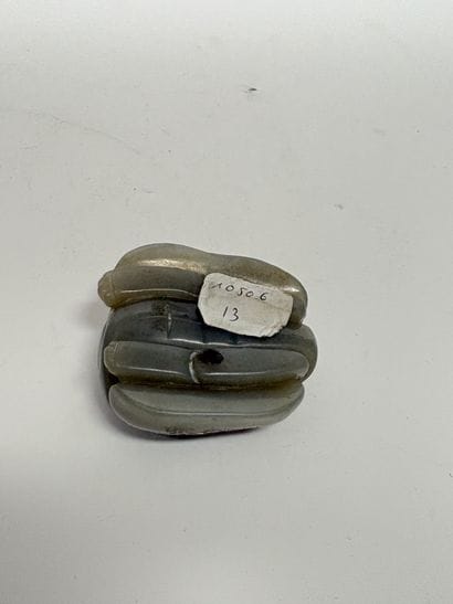 Sujet en jade céladon veiné de rouille, représentant...