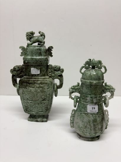 Chine, XXe siècle
Deux vases couverts en...