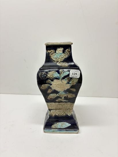 Chine, période Ming
Vase en céramique émaillée...