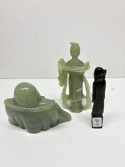 Chine, XXe
Lot en jade comprenant hotei assis...