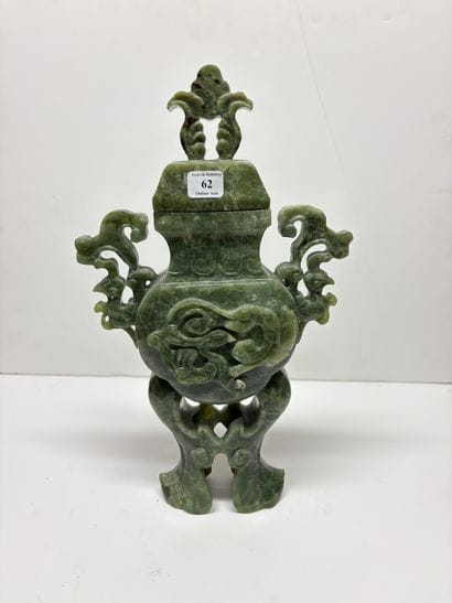 Chine, XXe
Vase couvert en jade à décor sculpté...