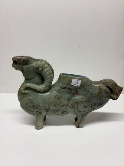 Chine, XXe siècle
Groupe en jade céladon,...