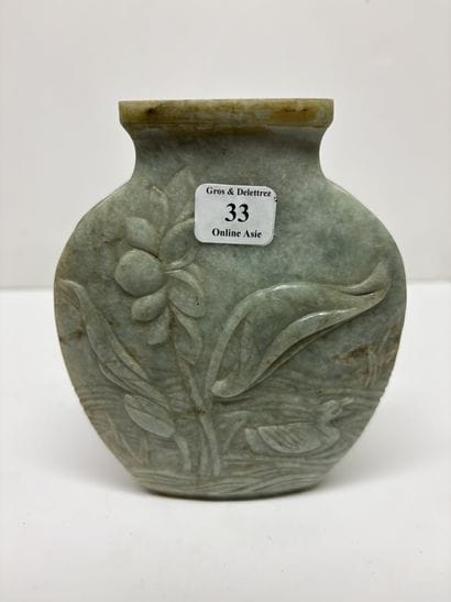 Vase à panse aplati en stéatite à décor de...