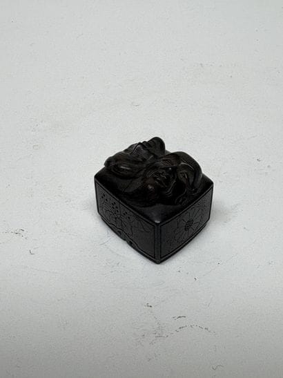 Netsuke en ébène en forme de boite sur laquelle...