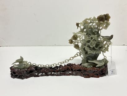 CHINE
Pot couvert en jade céladon figurant...