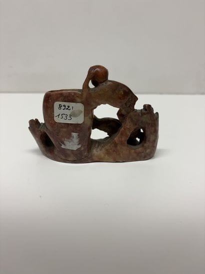 Chine. Godet à eau en pierre de larre représentant...