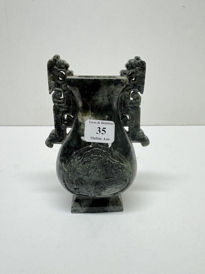Petit vase à décor sculpté archaïsant en...
