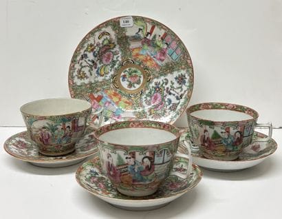 Lot de quatre coupes et trois tasses en porcelaine...