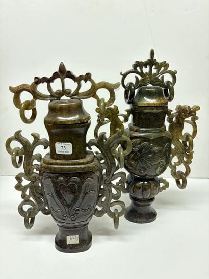 Chine, XXe
Deux vases couverts en jade vert...
