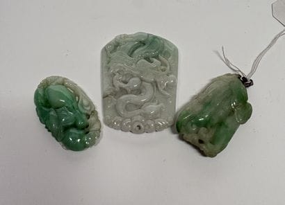 Chine, XXe siècle
Trois pendentifs en jadéite...